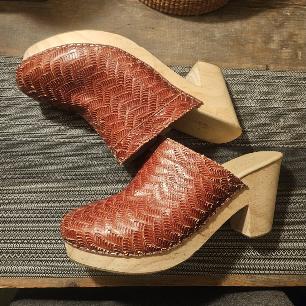 FREE PEOPLE SCALED LEATHER CLOGS.3" HEELS.QUITE UNIQUE!